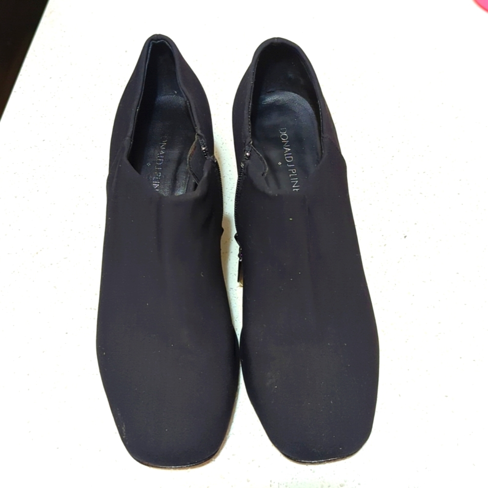 Donald J Pliner Chelsie Black Pump